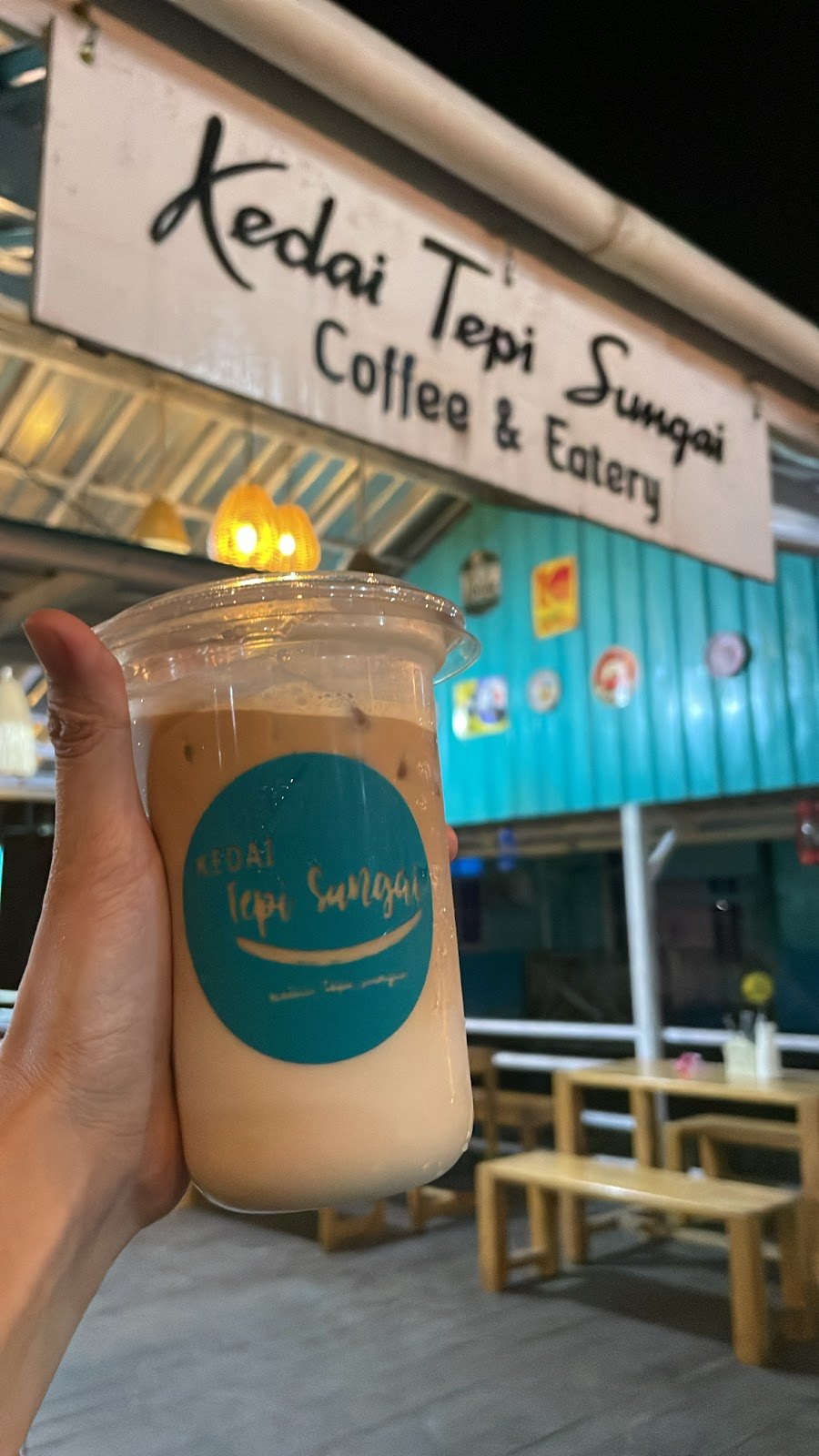 Kedai tepi sungai